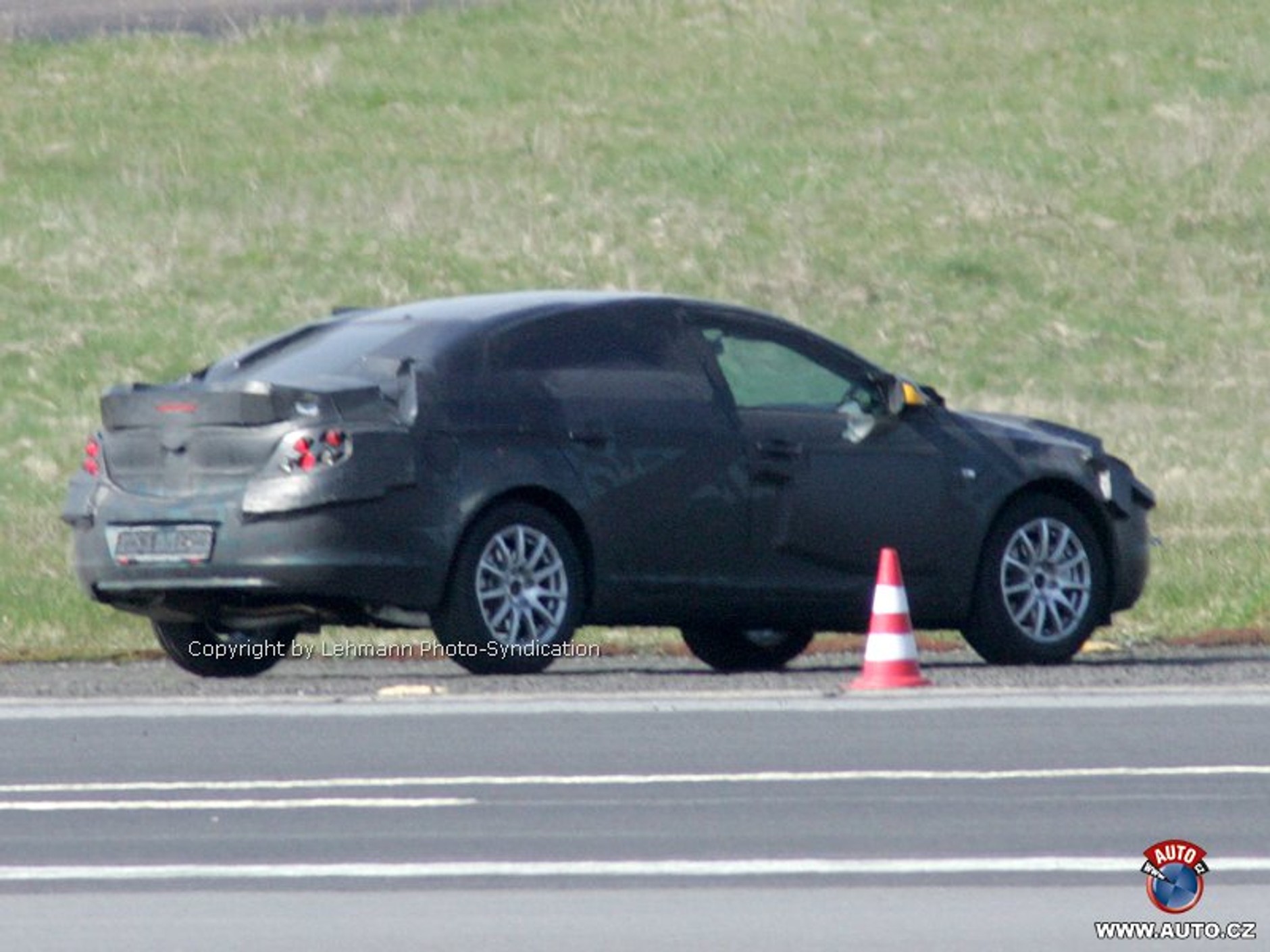Zdjęcia szpiegowskie: nowy Opel Vectra już we Frankfurcie