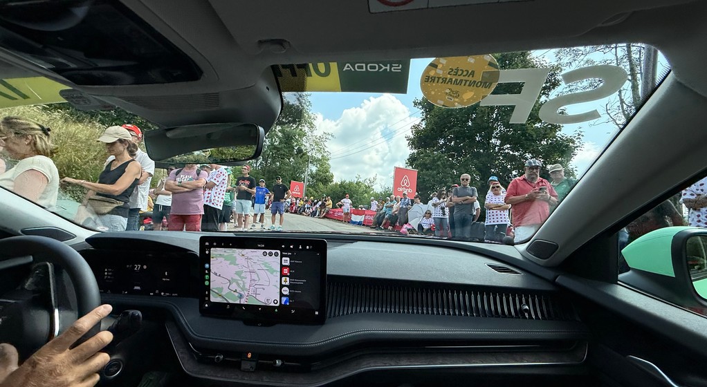 Przejechałem w samochodzie prasowym etap Tour de France. ten wyścig to nieprawdopodobne przedsięwzięcie logistyczne