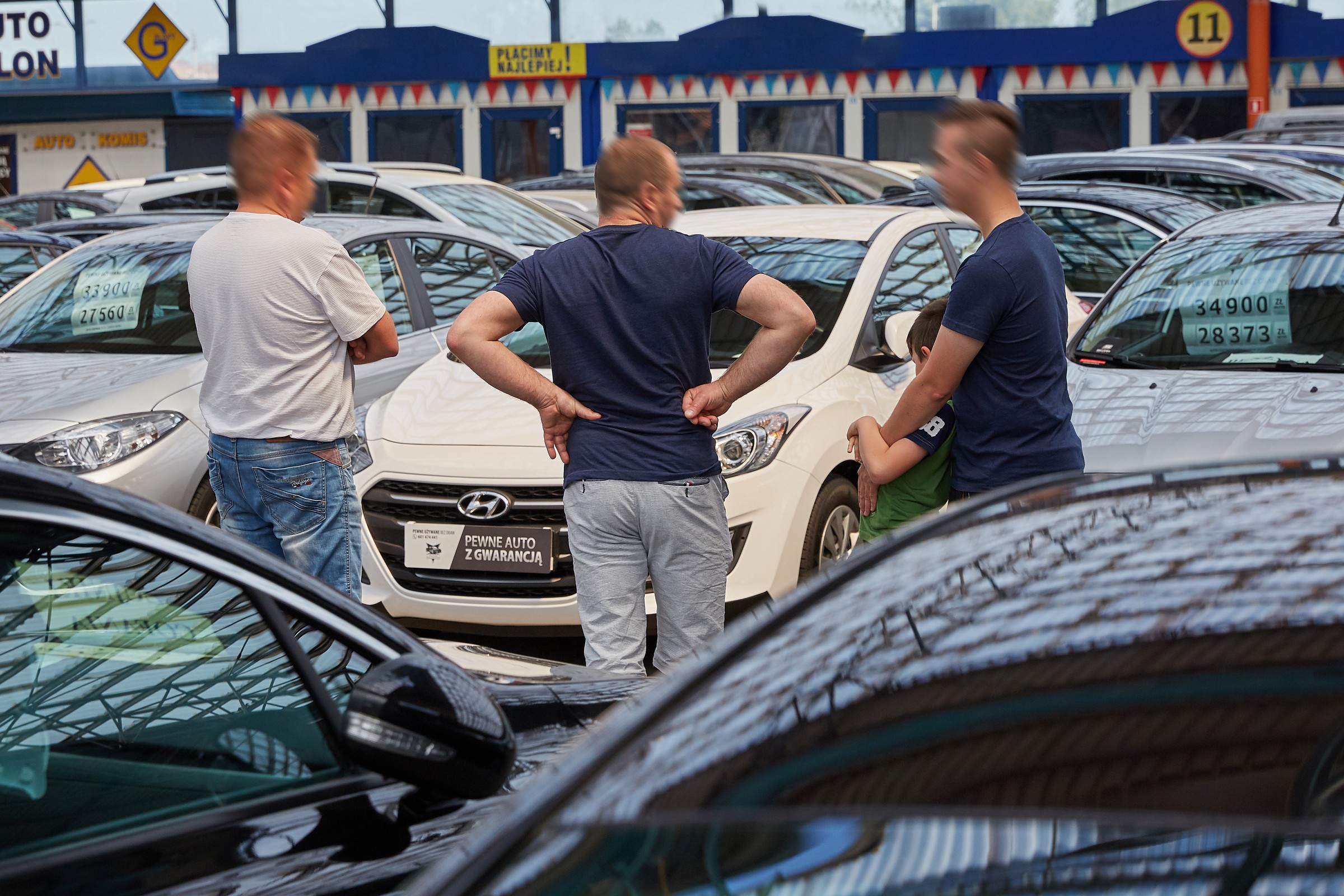 Wstydził się pokazać twarz, ale opisał wszystko. Handlarz powiedział, co robi się w komisach, gdy nikt nie patrzy