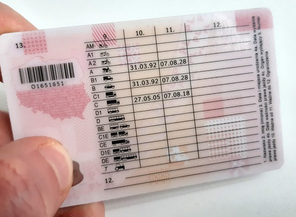 Ponad 22 mln Polaków ma prawo jazdy. Najszybciej przybywa nam kierowców kobiet
