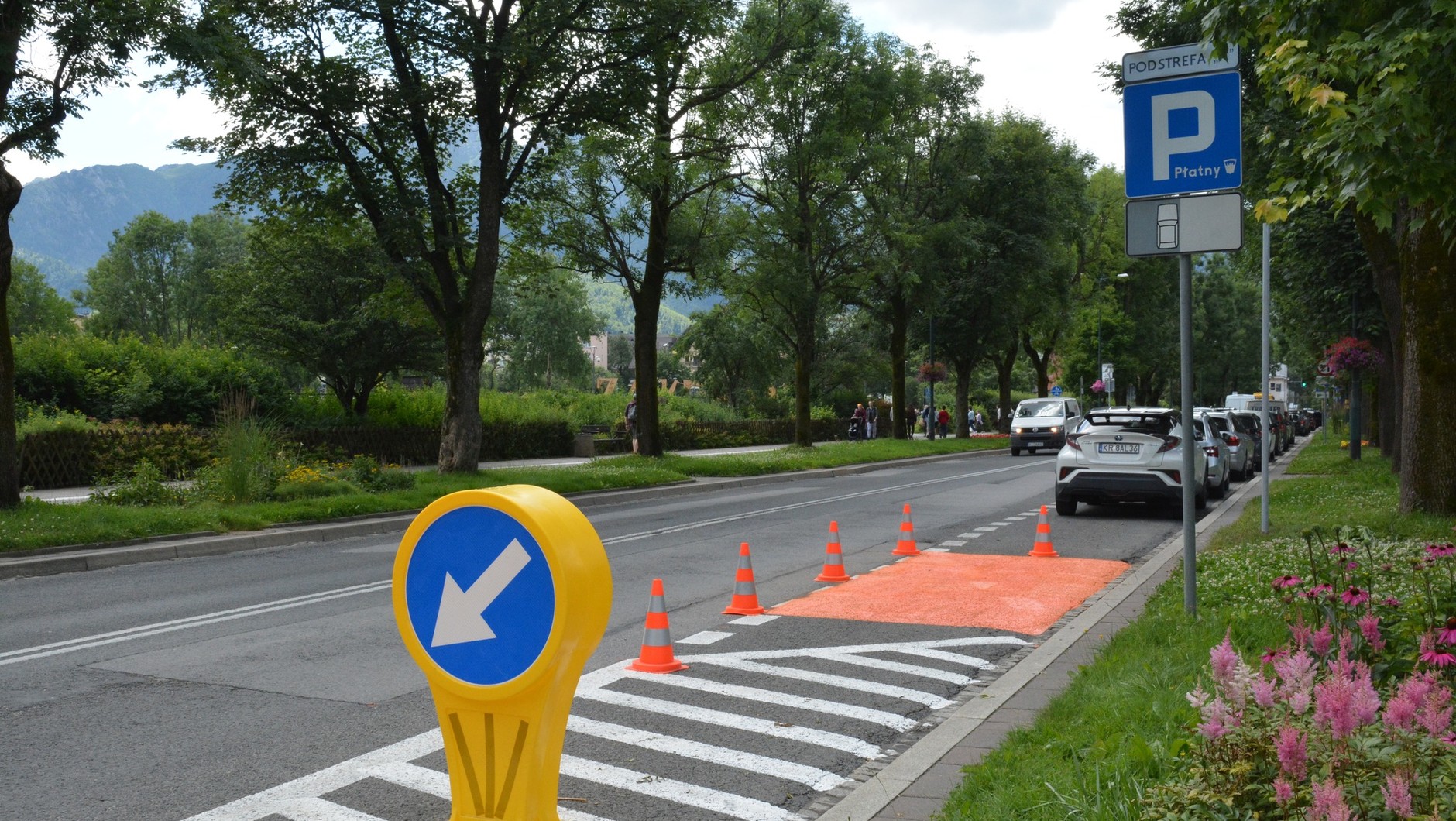 Pomarańczowe miejsca parkingowe