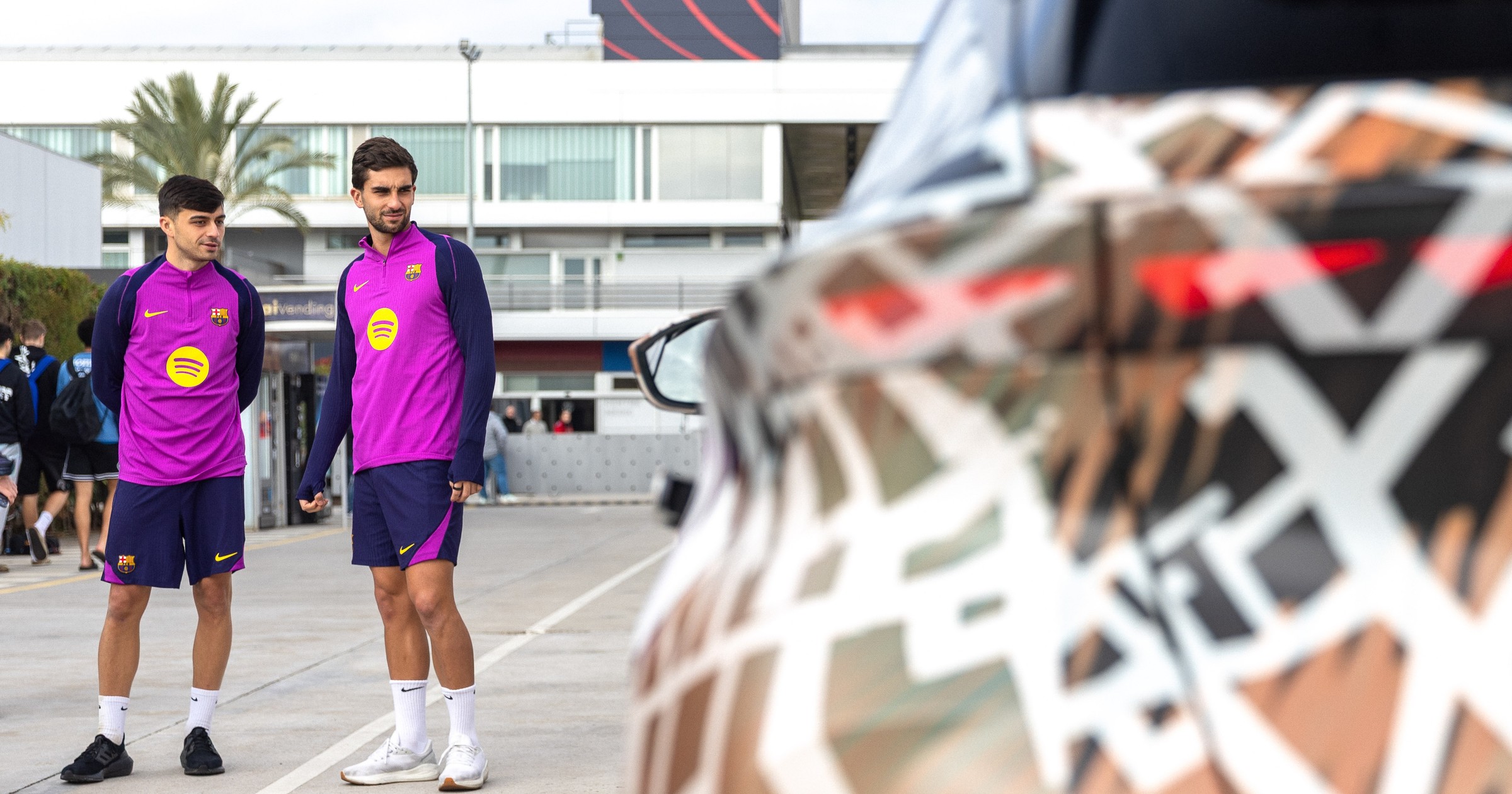 Piłkarze FC Barcelony jeździli zamaskowaną Cuprą Raval