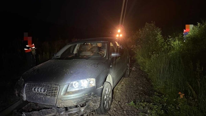 Utknął autem na torach i nie mógł zjechać. "Trudno"