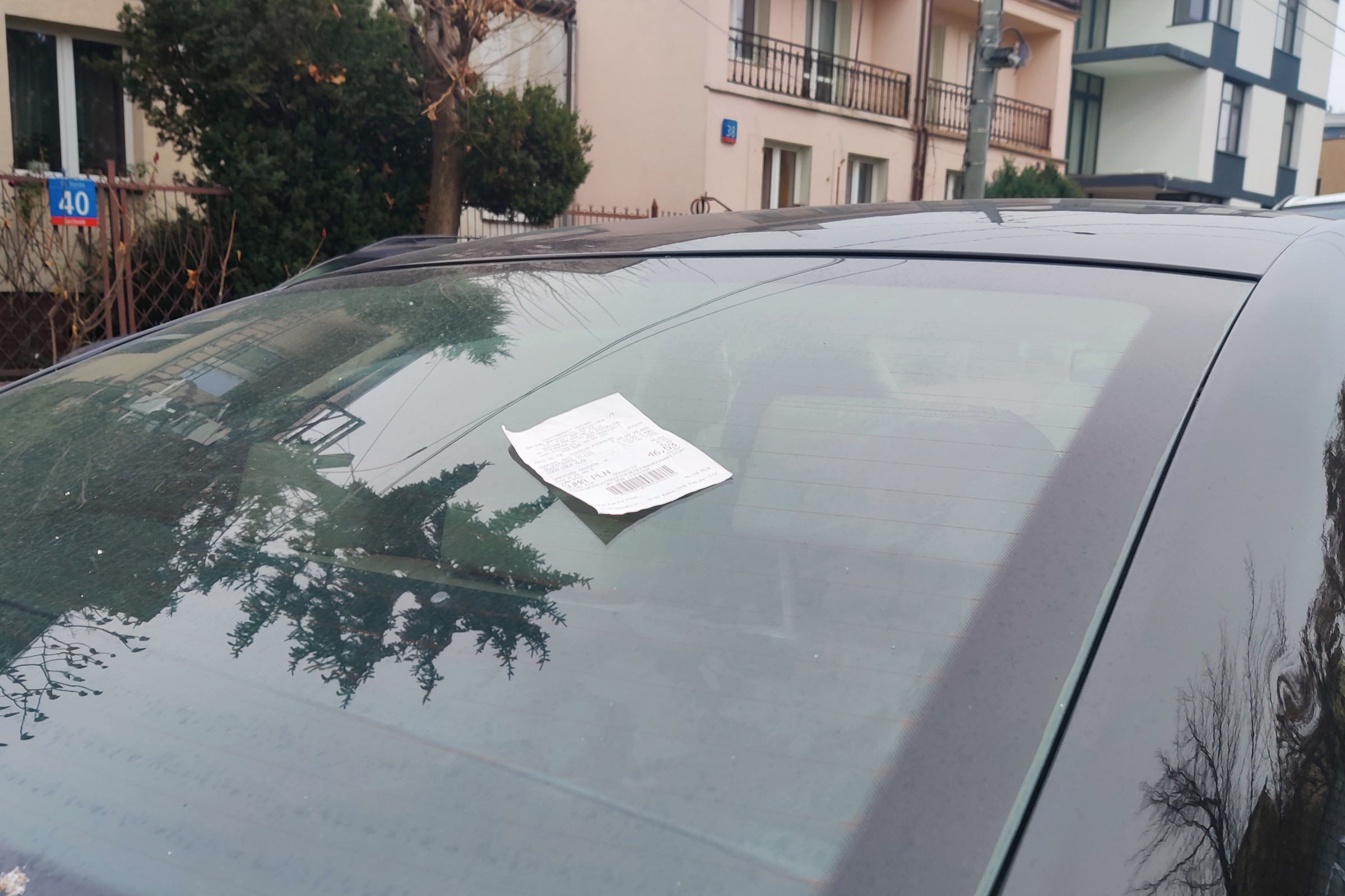 Złodzieje aut wracają do prostych trików. "Metoda na kartkę" rozbraja kierowców