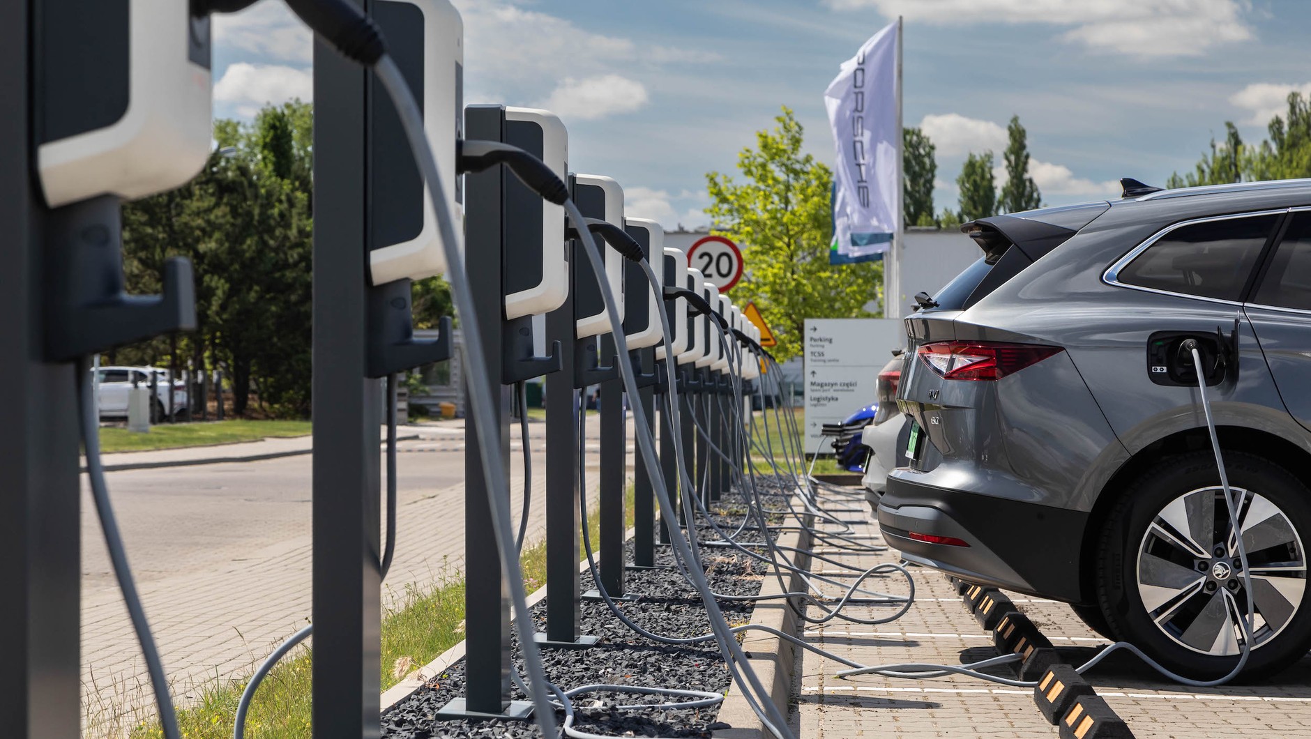 Ładowarki na parkingu Volkswagen Group Polska w Poznaniu