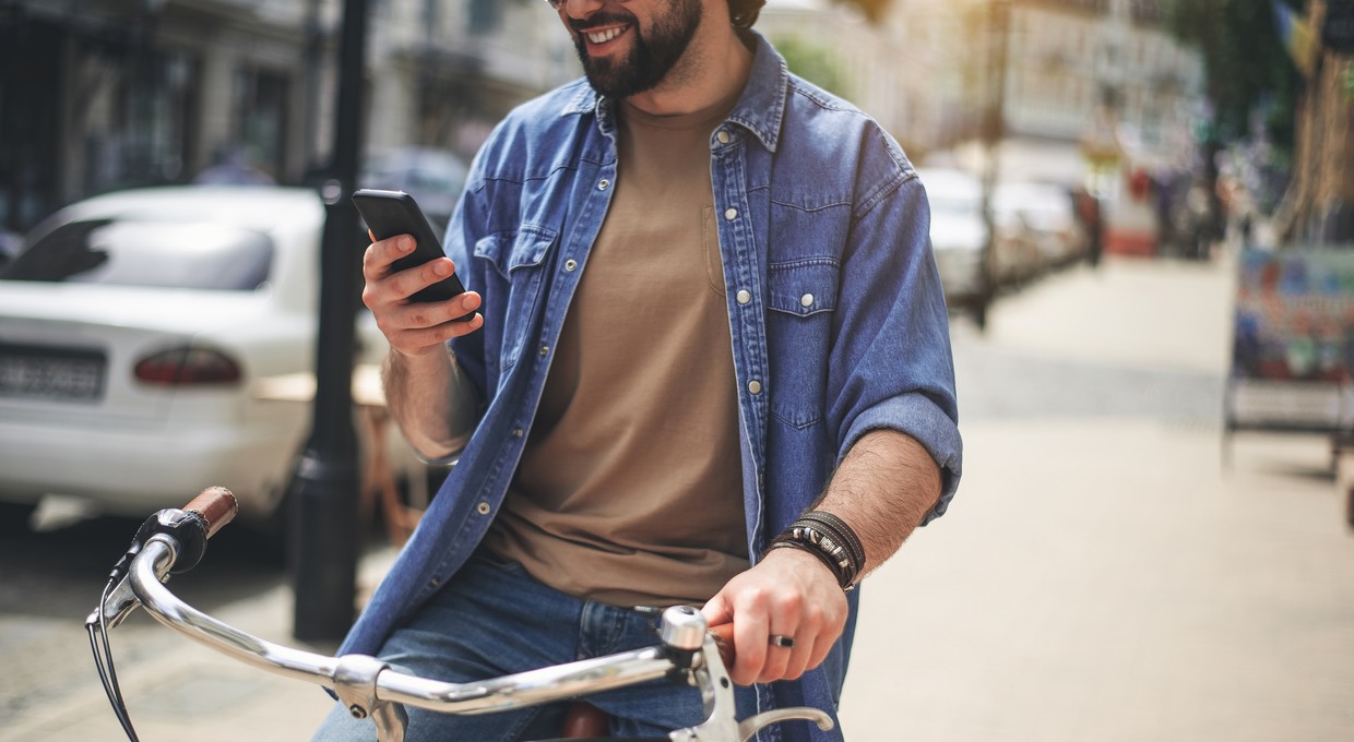 Rowerzysta był tak wpatrzony w telefon, że uderzył w szlaban