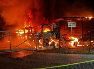 Ogromny pożar ciężarówek na parkingu. "To było straszne, te wybuchy, kłęby dymu"