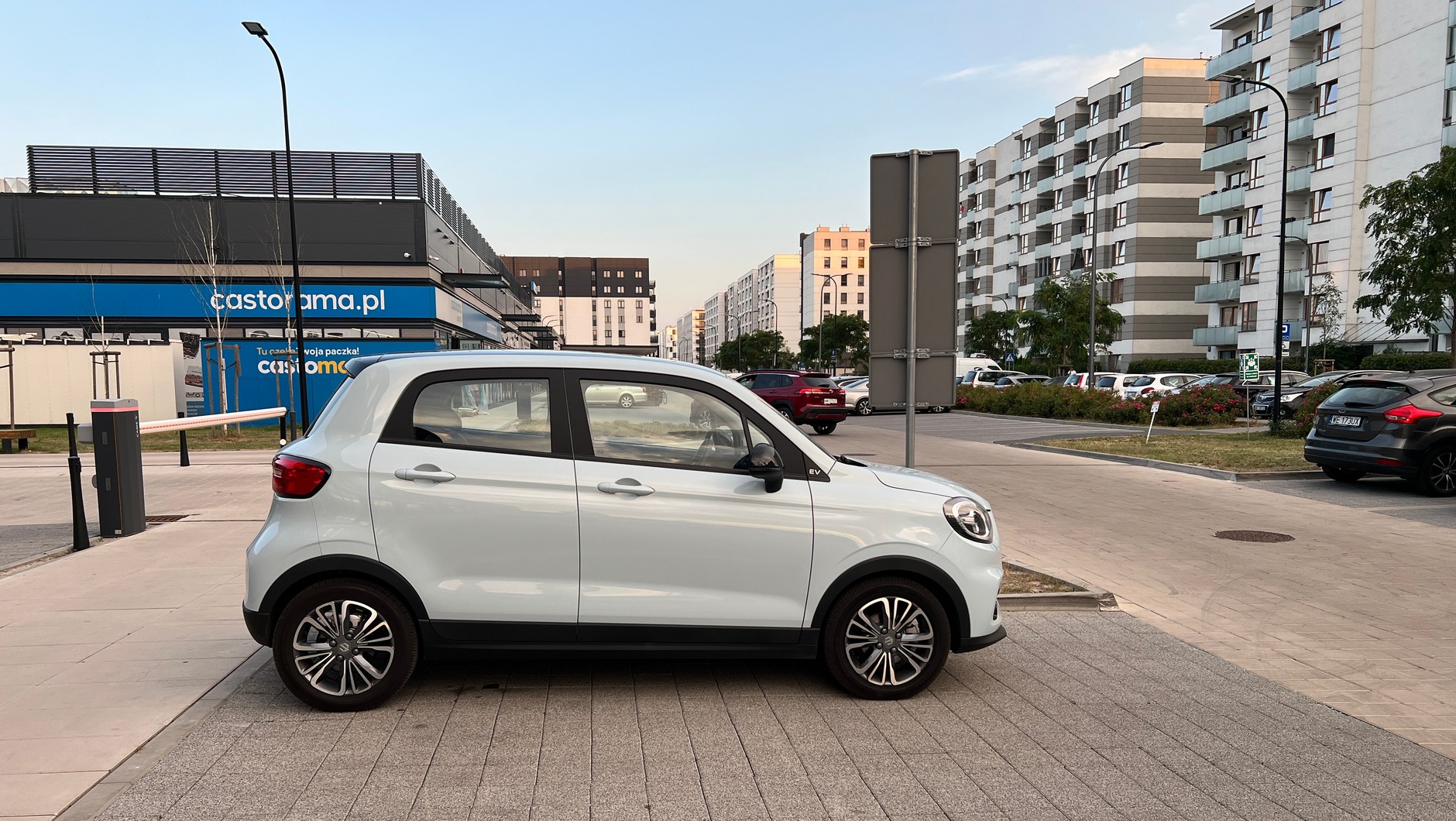 Leapmotor T03 najlepiej czuje się w mieście. Dla tego malucha niemal każde miejsce parkingowe jest wystarczająco duże