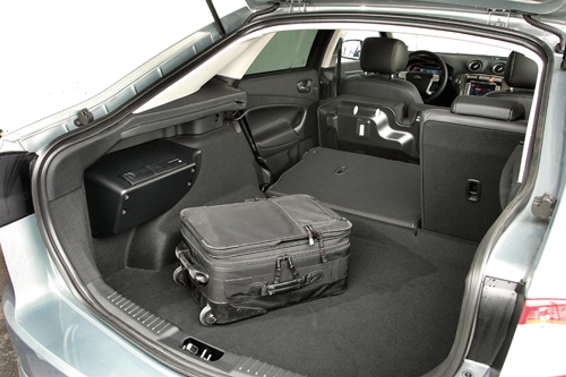 Renault Laguna &amp; Ford Mondeo - Klasa średnia w dużym formacie