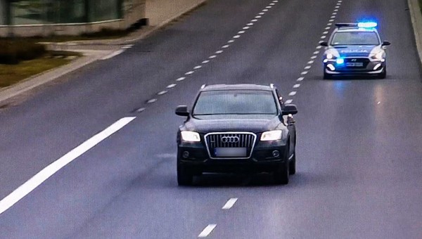 Uciekał z prędkością 200 km/godz.. W bagażniku przewoził migrantów [WIDEO]