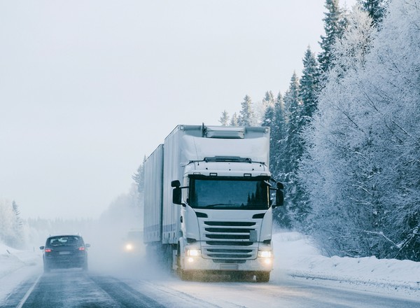 Spadający śnieg z dachu ciężarówek i busów. Kto płaci mandat, a kto dostaje odszkodowanie?
