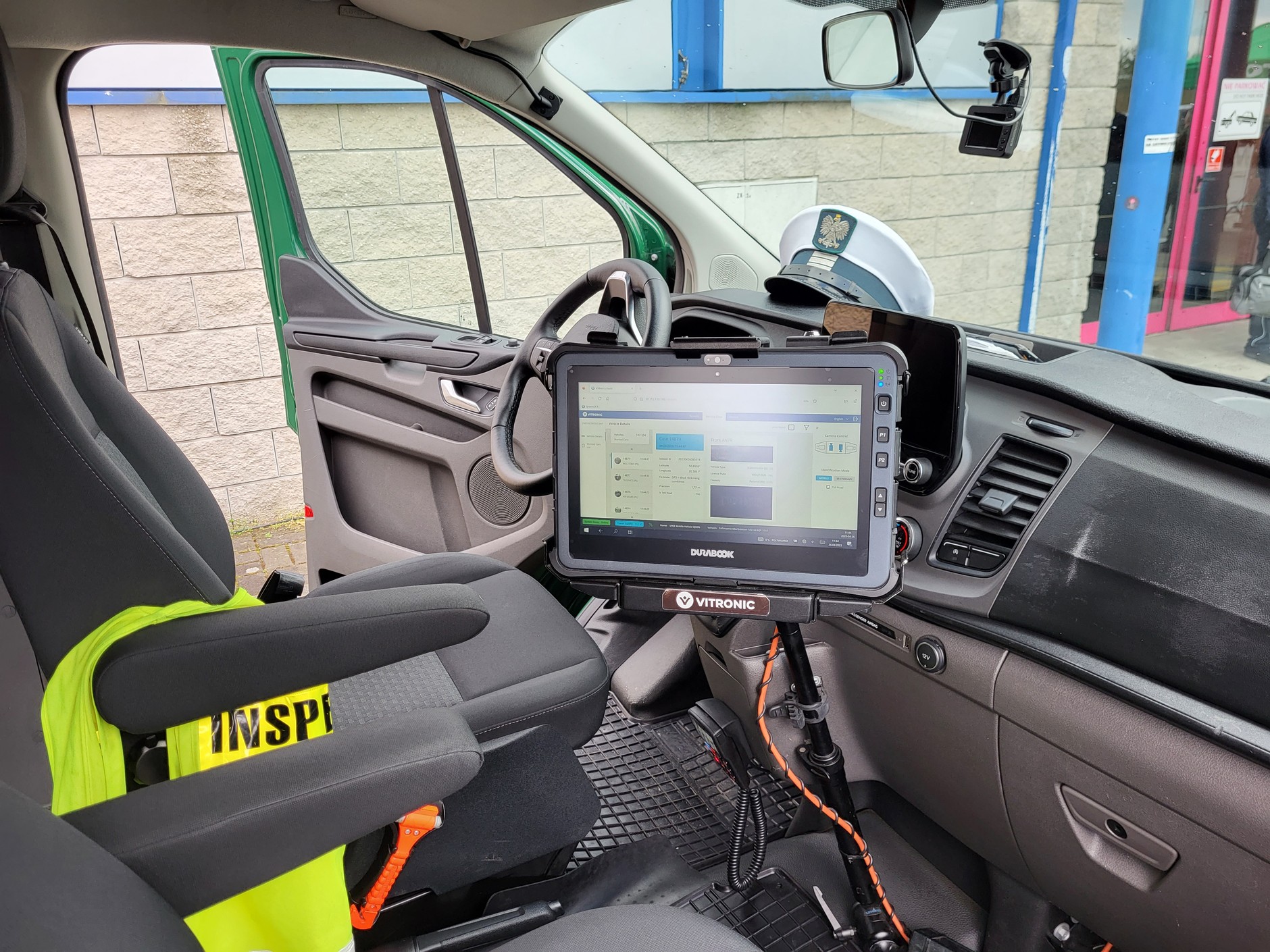 Radiowozy potrafią często więcej, niż nam się wydaje. Tu wnętrze pojazdu Inspekcji Transportu Drogowego, wyposażonego m.in. w system ANPR (rozpoznawania pojazdów i identyfikacji numerów rejestracyjnych),  który pozwala automatycznie sprawdzać zarówno w czasie ruchu jak i podczas postoju, wszystkie auta, które znajdą się w polu widzenia kamer dyskretnie zamontowanych na dachu pojazdu. To, że takie auto stoi zaparkowane, nie znaczy, że nie jest na służbie!