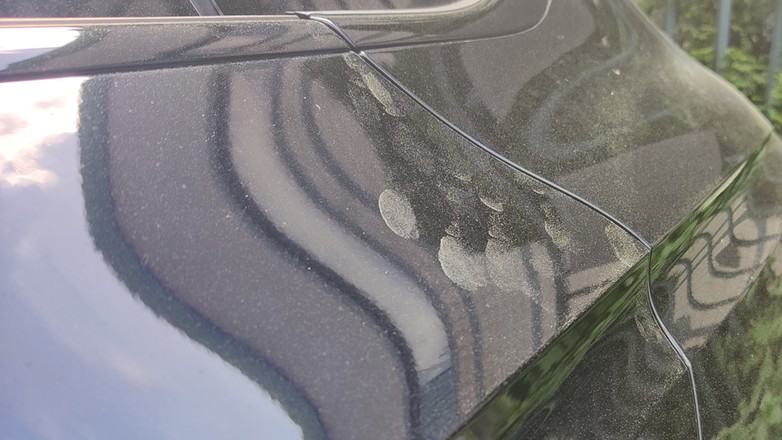 Żółty pył na karoserii i we wnętrzu