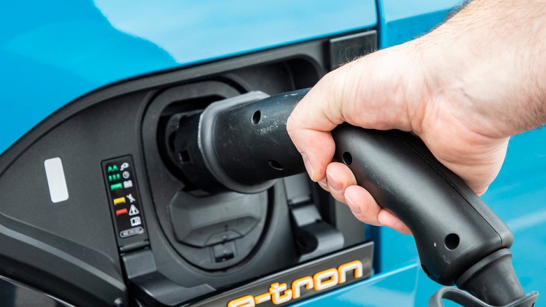 Dopłaty do samochodów elektrycznych kupowanych przez przedsiębiorców: wiadomo, na jakich warunkach, ale nie ma pewności, kiedy