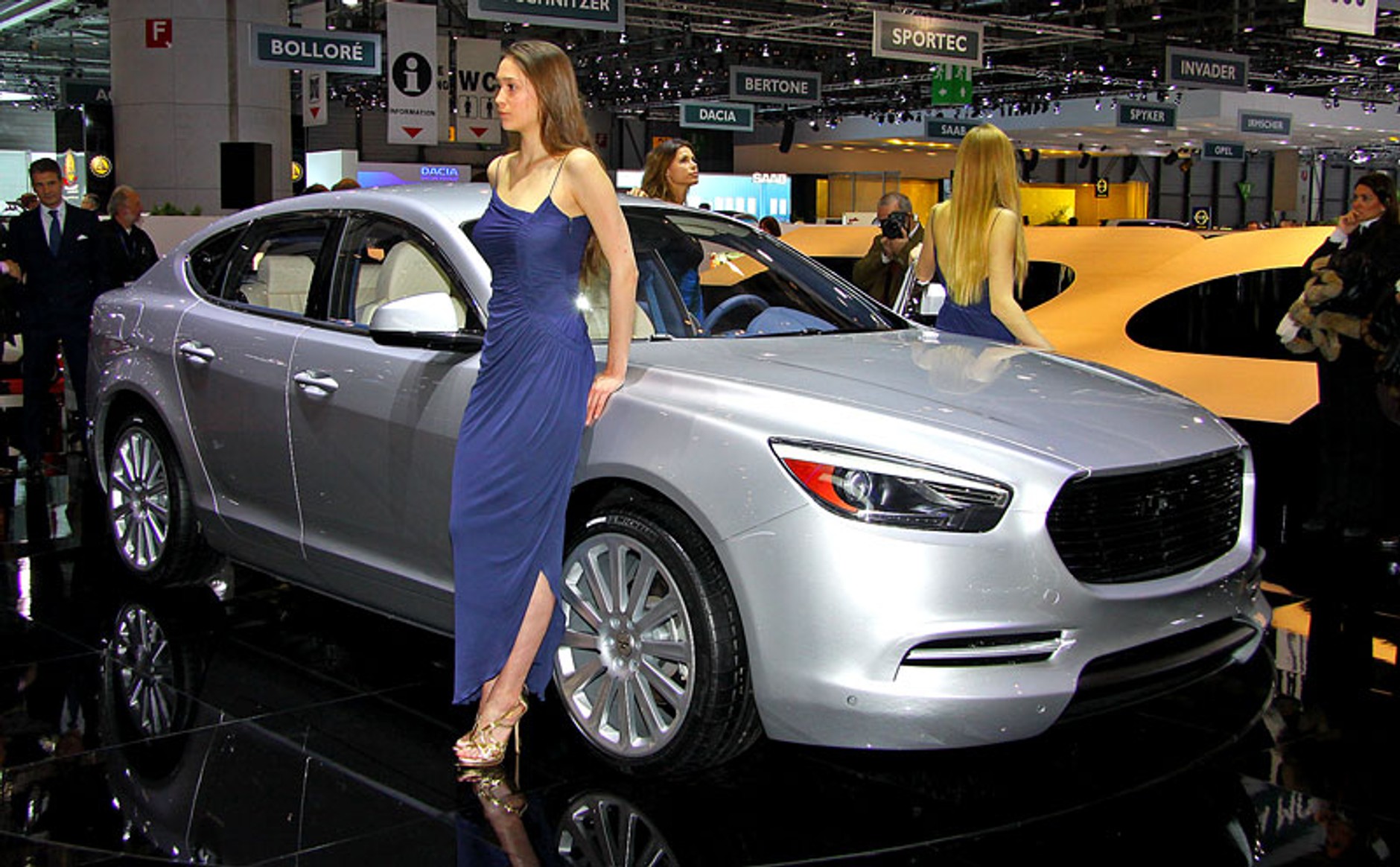 Genewa 2011: dziewczyny i samochody (galeria, wideo)