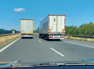 Ciężarówki nadal wyprzedzają się na potęgę. Czy wprowadzono martwy zakaz? Wiemy, ile policja wystawiła mandatów