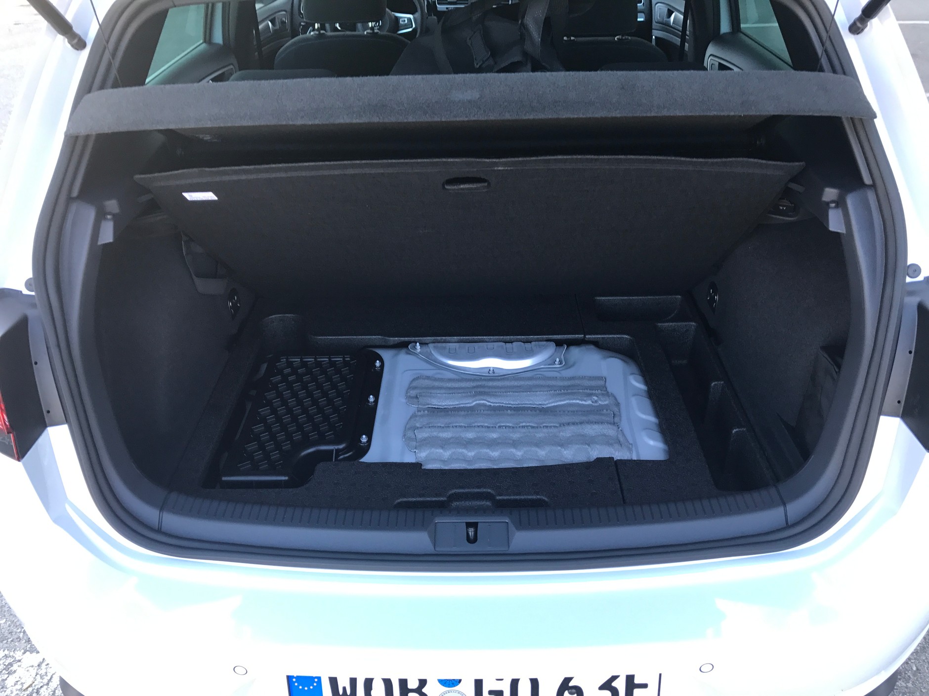 Golf GTE - brak subwoofera i koła zapasowego. Tylko baterie