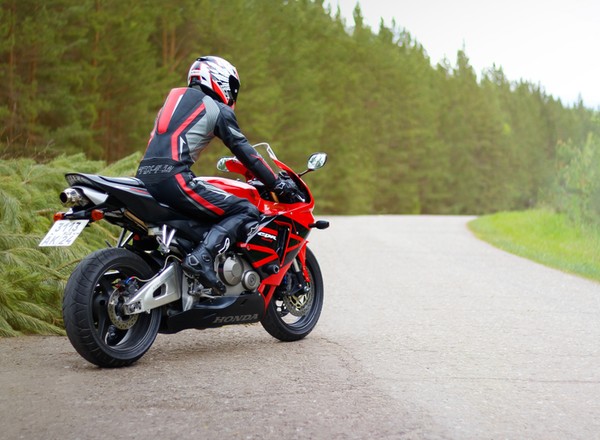 Hiszpania wprowadziła obowiązkowe poduszki powietrzne dla motocyklistów. Unijni politycy pytają, czy wejdą one w całej UE