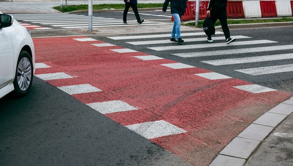 Gdy kierowca skręca i przecina przejazd dla rowerzystów, powinien mieć oczy "dookoła głowy"