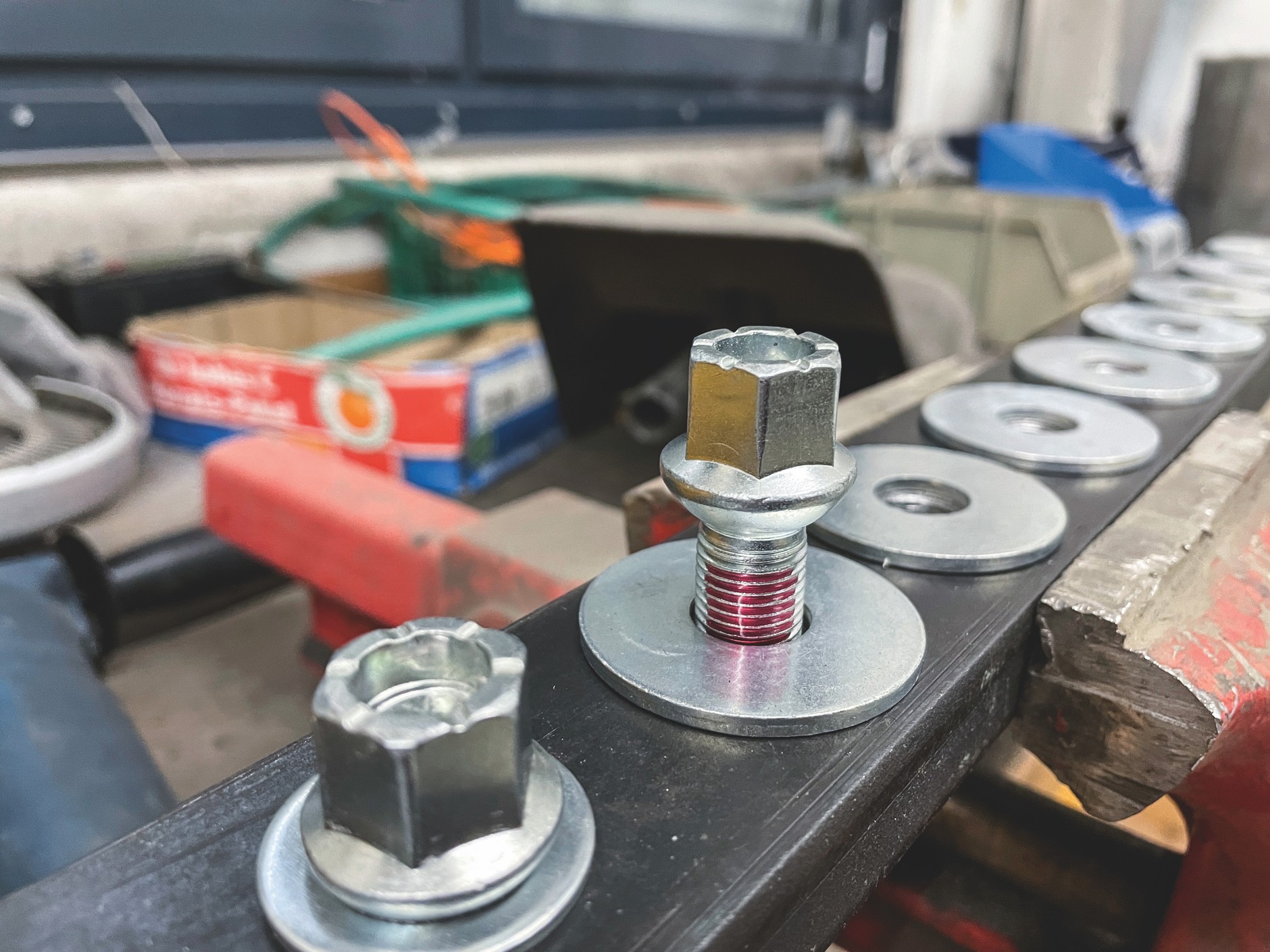 Śruby zostały wkręcone z dokładnie określonym momentem. Wszystkie gwinty miały jednakowe parametry.