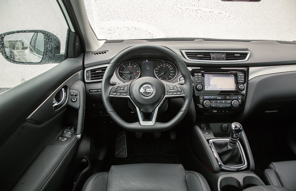 Czytelne zegary, intuicyjna, łatwa obsługa. Multimedia niestety przeciętne, ale to konstrukcja sprzed ponad dekady