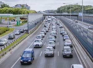 Coraz mniej samochodów w Warszawie. Zadziałały dwa czynniki