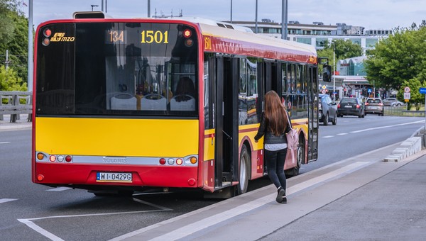 Autobus na przystanku – zdjęcie ilustracyjne