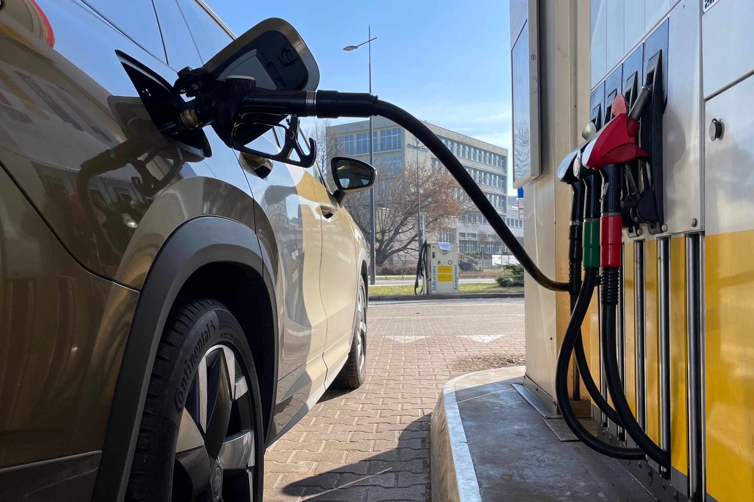 Nie warto tankować na zapas. Stare paliwo działa jak częsta jazda na rezerwie