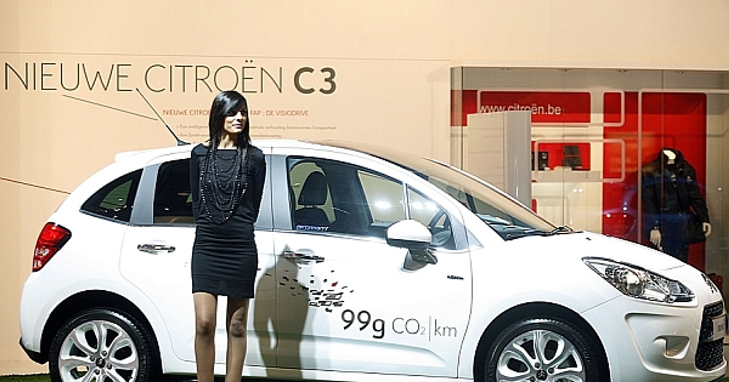 Modelka na targach Motor Show