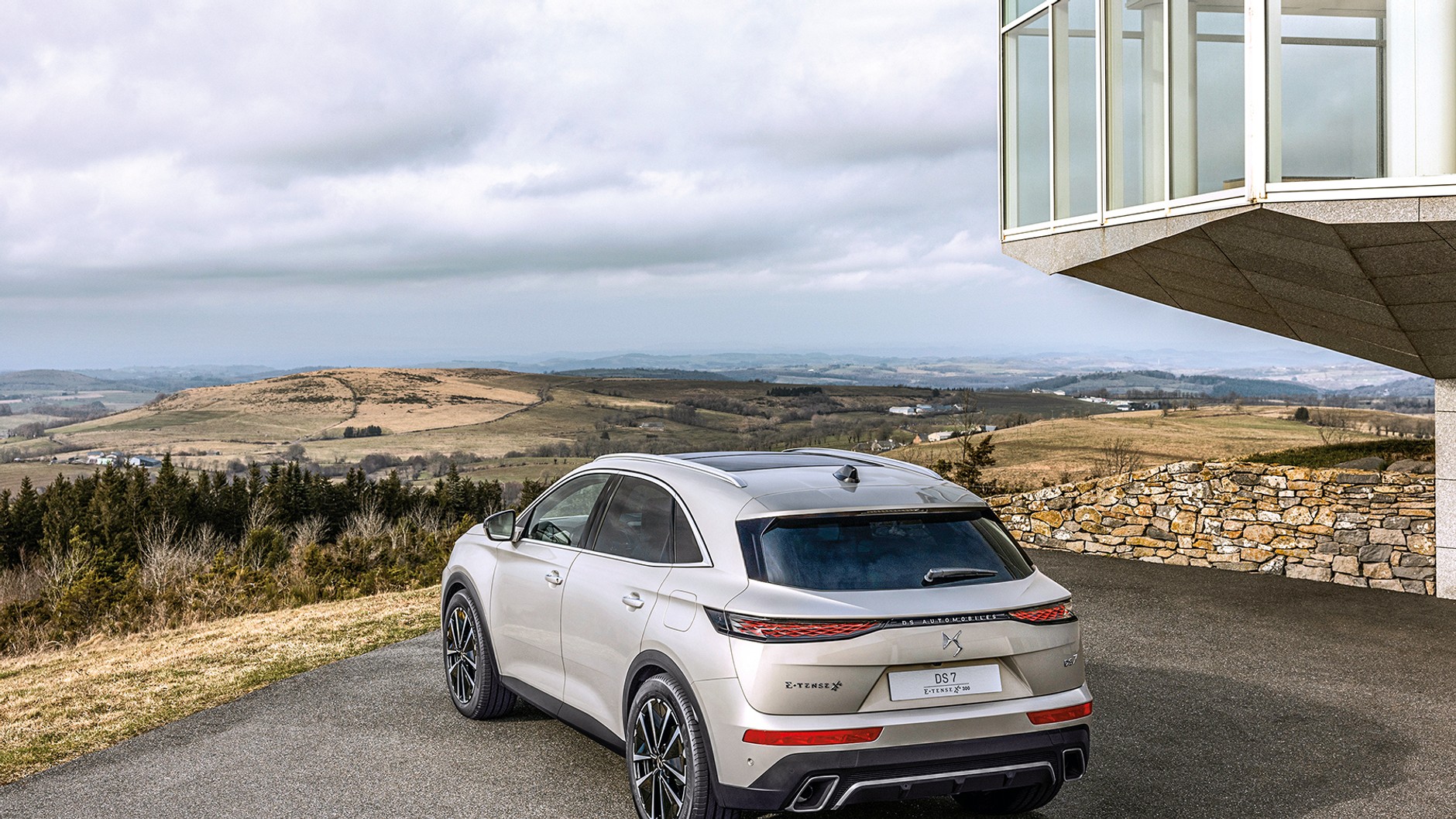 Szersze tylne światła wyróżniają model po face liftingu. Uwagę zwraca motyw łuski. Pod klapą bagażnika pokaźna przestrzeń 555-1750 l