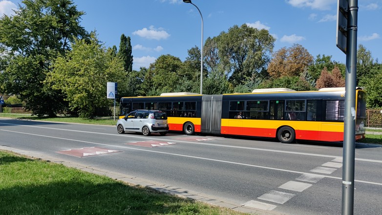 Ulica Woronicza w Warszawie po zamontowaniu progów zwalniających