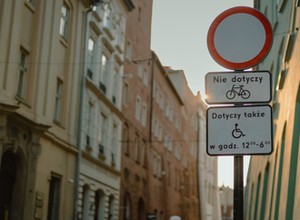 Dwa zapisy prawa sobie przeczą, za co kierowcom grożą mandaty. RPO interweniuje