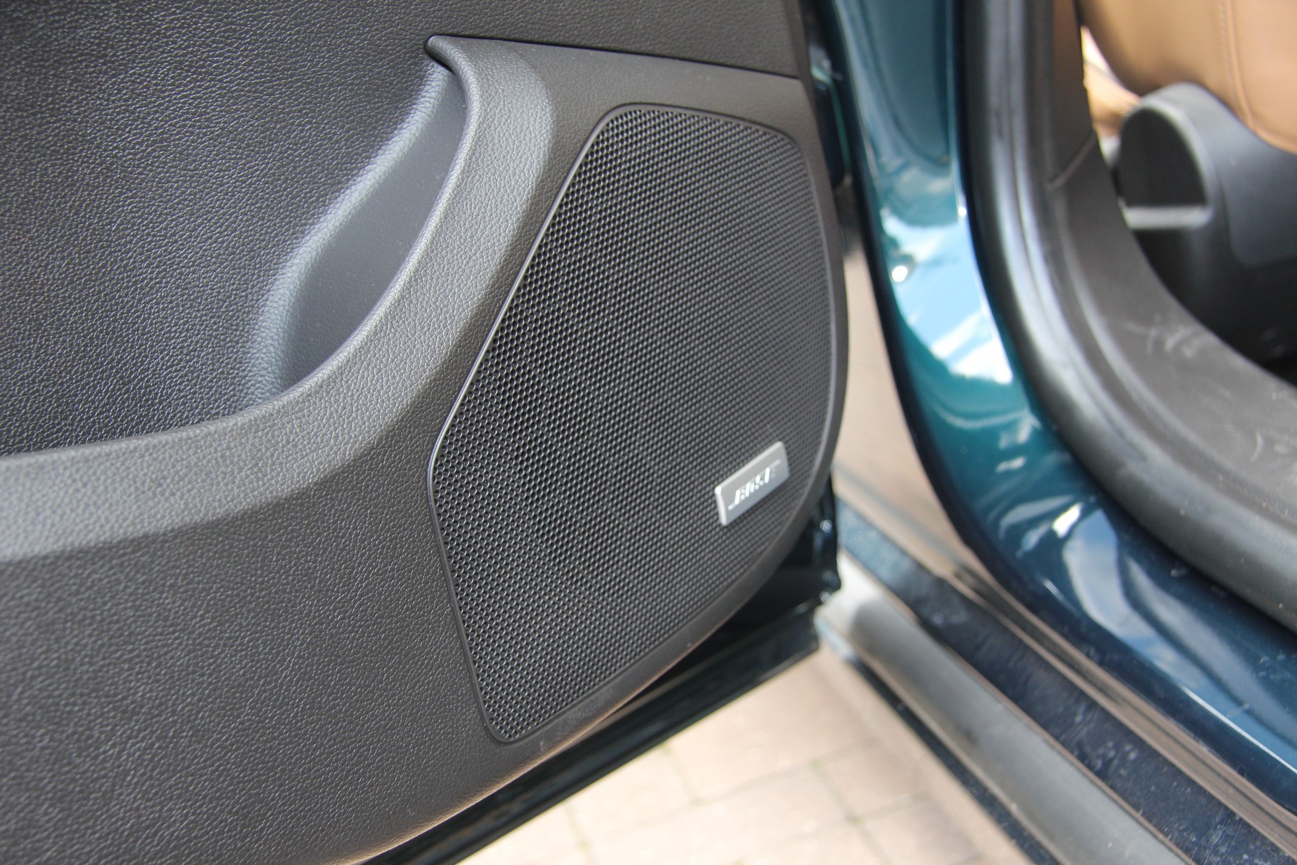 Głośniki 13 cm w tylnych drzwiach: Insignia Bose