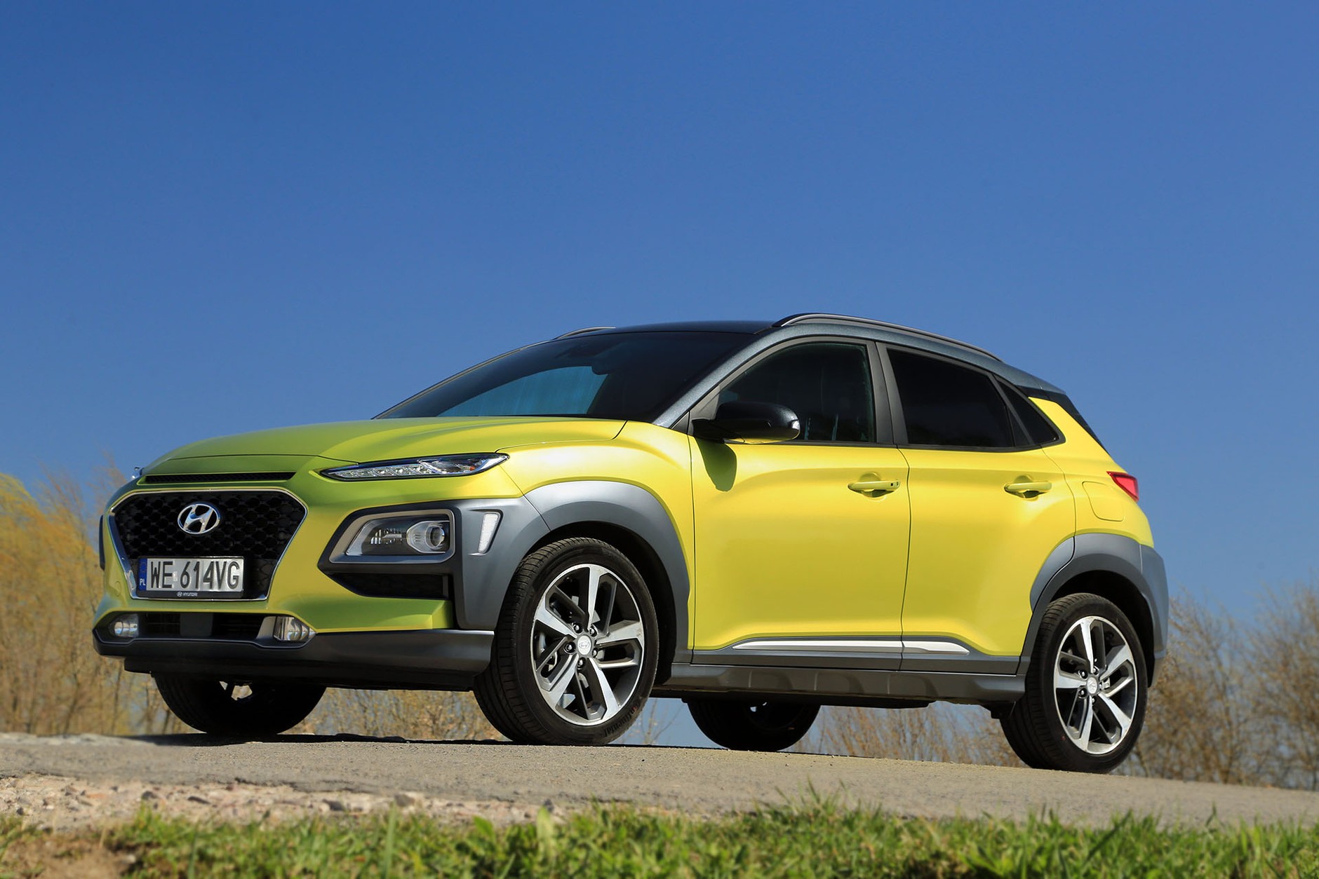 Hyundai Kona to crossover, którego się kocha lub nienawidzi. Już sam wygląd może się nie spodobać. To jednak auto, które ma wiele zalet