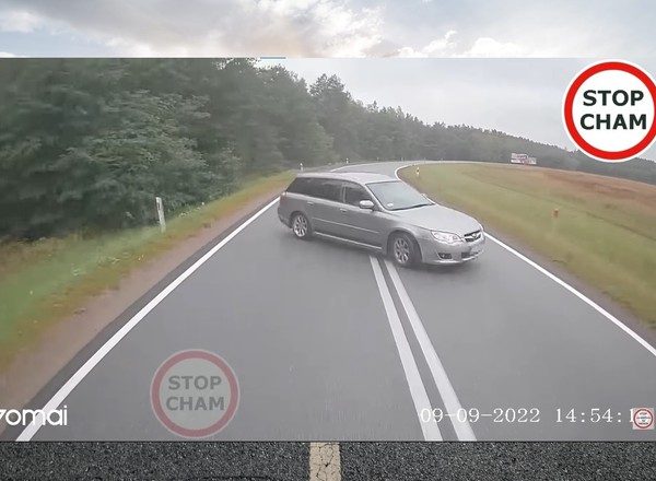 Kierowca Subaru nagle wpadł w poślizg. Całą sytuację nagrał wideorejestrator