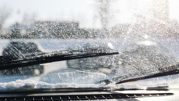 Brudna przednia szyba w samochodzie