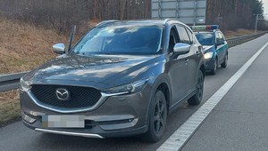 Dziwny przypadek podczas kontroli drogowej. Kierowca nawet nie wiedział, skąd miał Mazdę