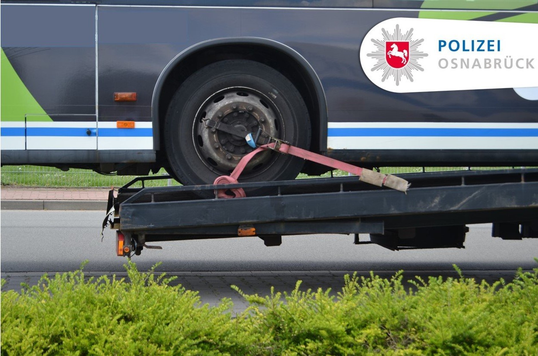 MAN-em L2000 ciągnął lawetę, na której znajdował się 12-tonowy autobus