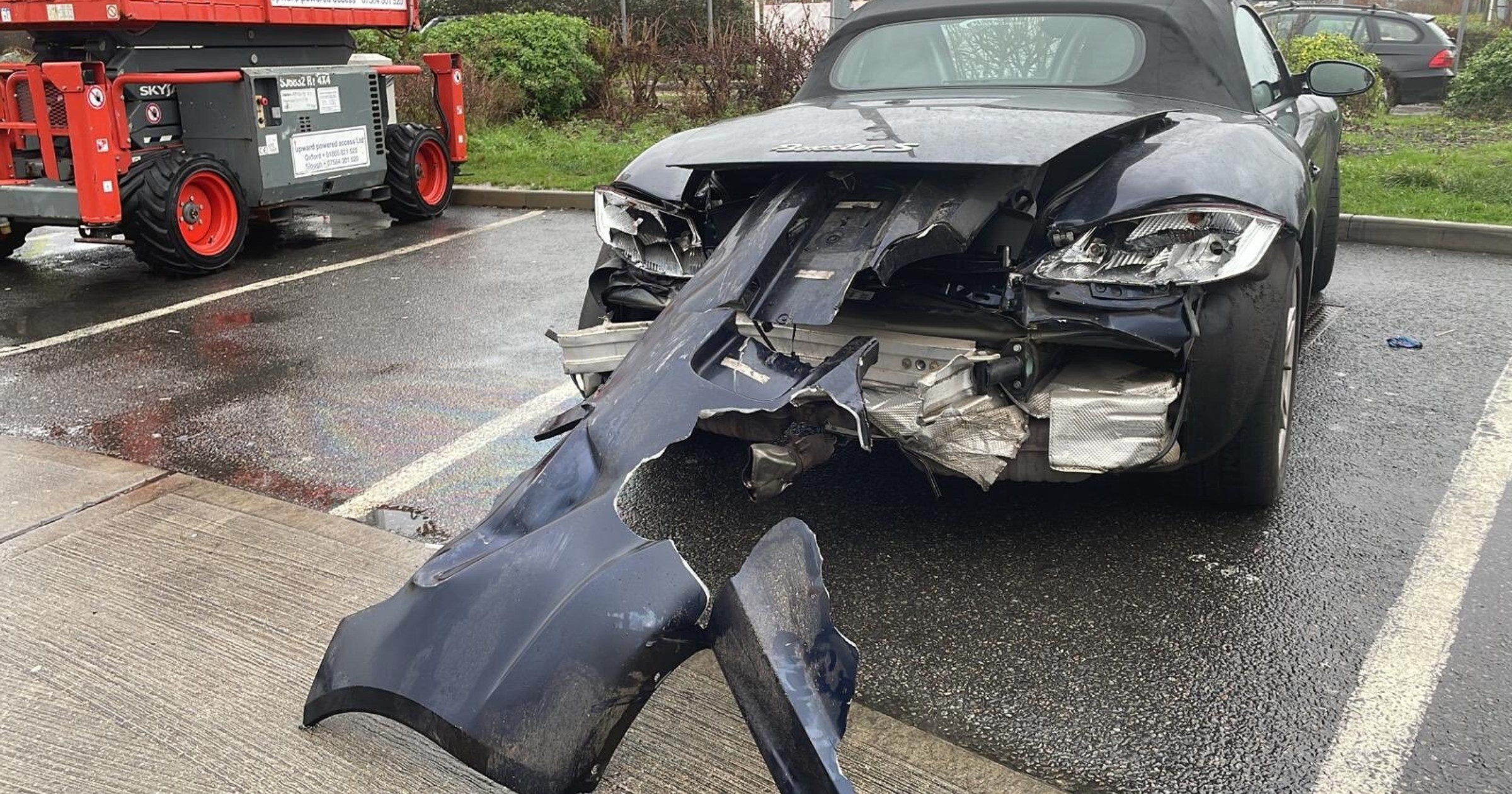 Rozbił Porsche Boxster i uznał, że po wypadku może jechać dalej