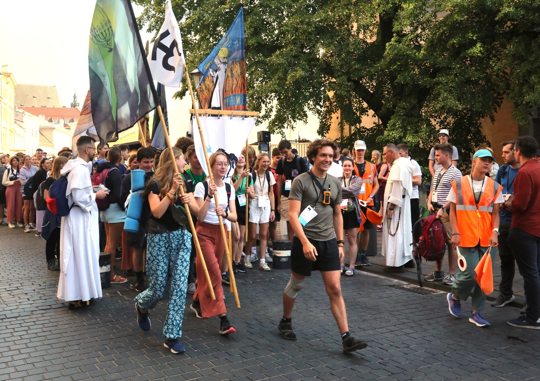 Porządkowi kierujący ruchem muszą mieć zaświadczenie o odbyciu szkolenia i odblaskową kamizelkę