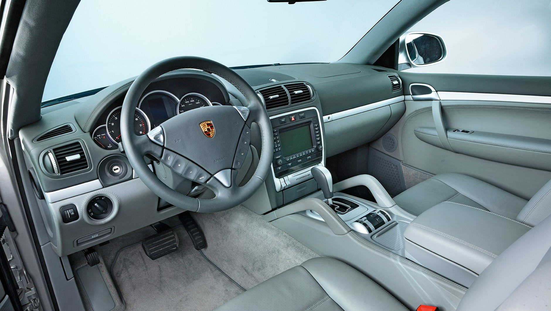 Porsche nie zaprojektowało specjalnego kokpitu do wersji cabrio, skrócono jedynie przednią szybę
