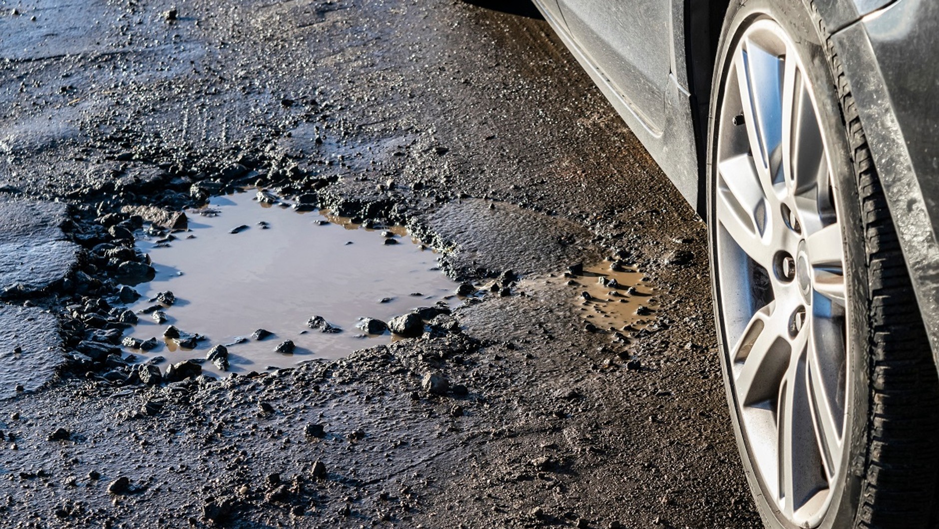 Uszkodziłeś auto na dziurze? Przysługuje ci odszkodowanie