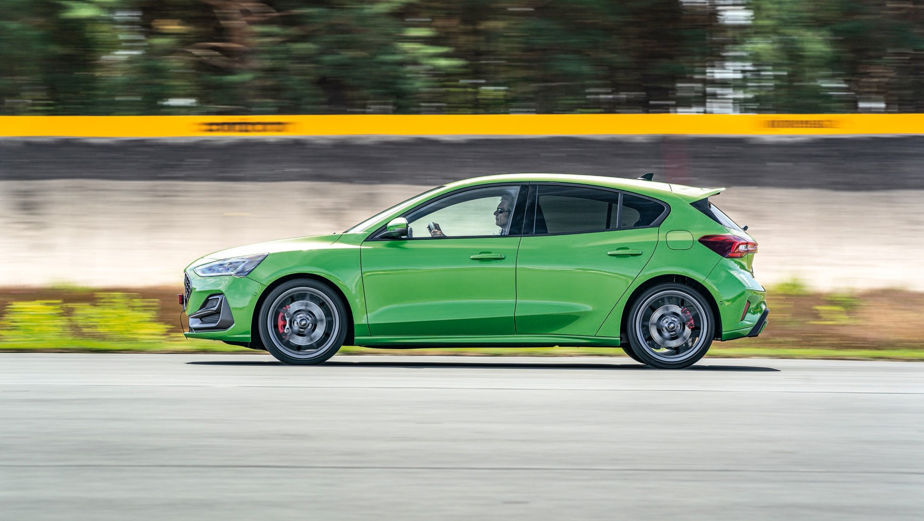 Ford Focus ST jeszcze nie tak dawno był ikoną świetnie wyważonego sportowego auta o niewielkiej konkurencji na rynku. Tym razem trafił na wymagającego rywala.