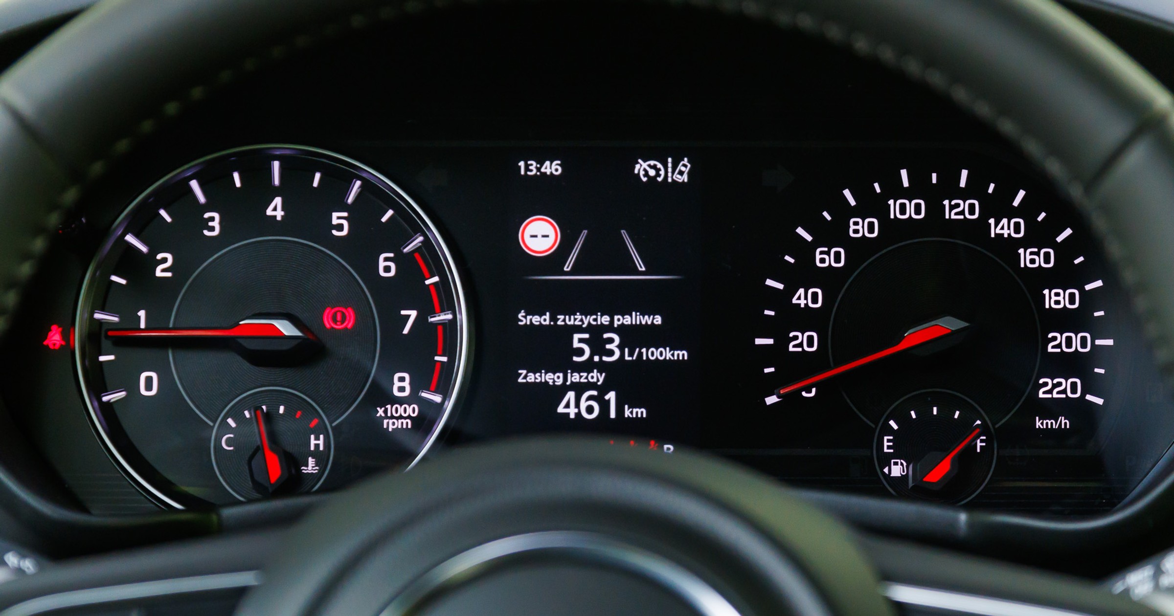 Nie ważne, czy prędkościomierz jest analogowy, czy cyfrowy. Pomiar prędkości zawsze bierze się od kół samochodu - jest mechaniczny