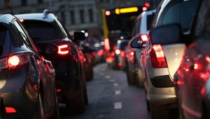 Nie będzie nowego podatku od aut spalinowych, ale właściciele pojazdów i tak zapłacą