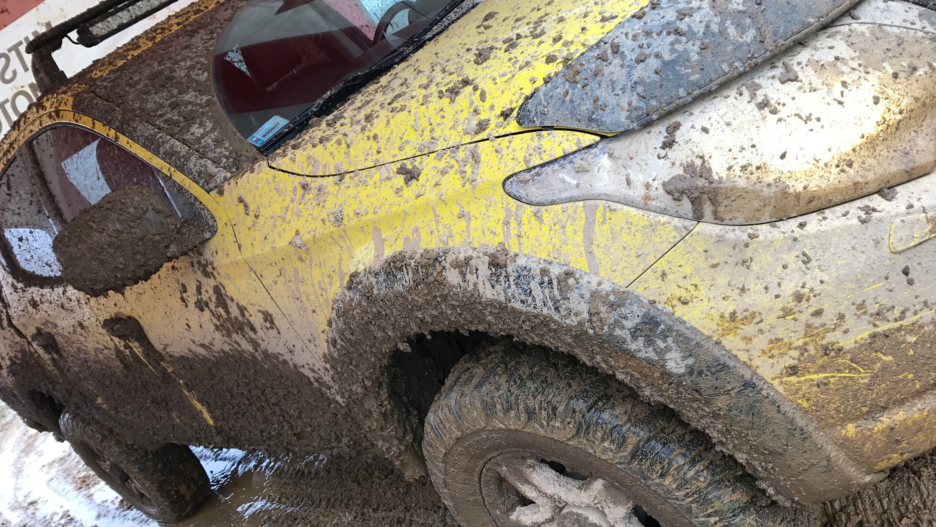 Mitsubishi L200 przygotowane dla Hiroshi Masuoka. Podwyższono zawieszenie i wymieniono opony