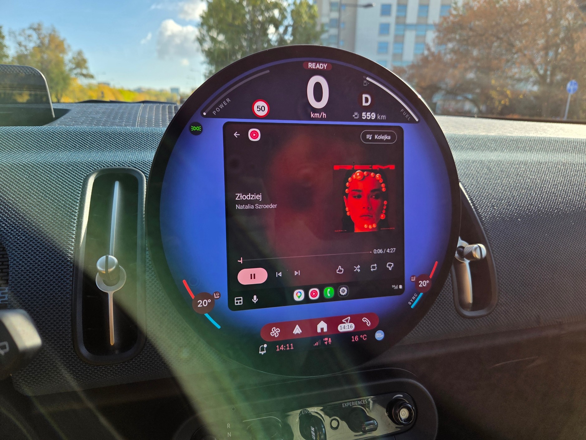 Android Auto w Mini wygląda tak źle, że korzystając z niego wolałem mieć go w tle i patrzeć na system Mini. Może taki był zamiar?