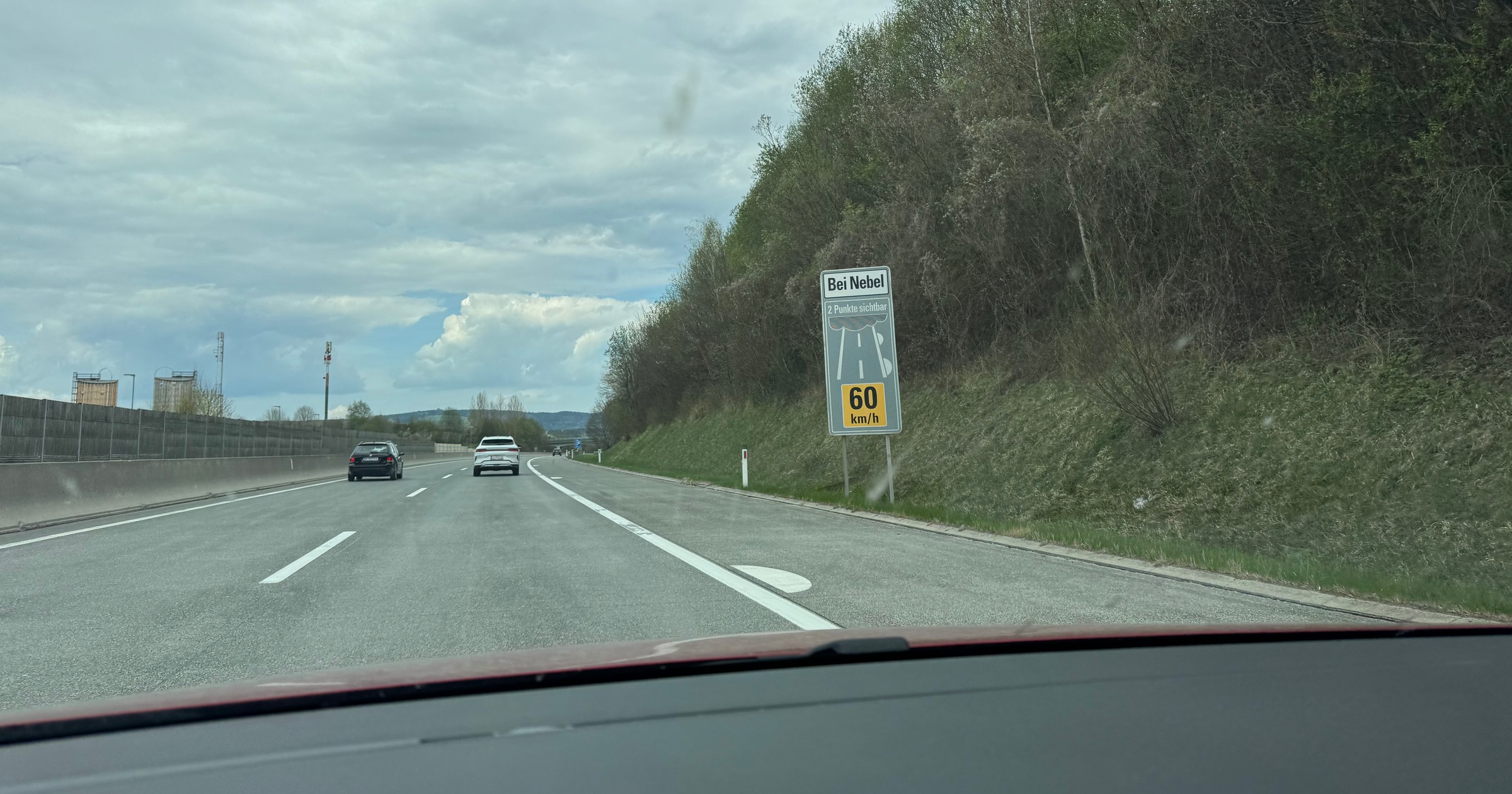 Oznakowanie na drogach Austrii (kropki na drogach), przydatne w przypadku silnej mgły