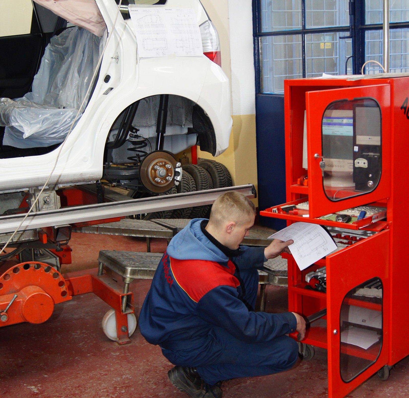 Po wypadku warto zmierzyć auto. Zobacz jak zrobić to dobrze