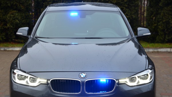 Policjanci drogówki próbowali wrobić kierowcę w uszkodzenie radiowozu BMW